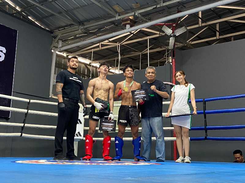 (Pelindung Kaki Biru) Muhammad Naufal Saat Menerima Medali Emas dan Sertifikaf Rookie Series Kickboxing (Ist)