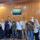 Sekretaris KONI Tanjab Barat Cecep dan Staf bersama Pengurus KONI Muaro Jambi (Humas)