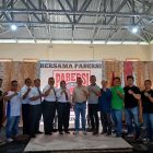 Ketua Umum KONI Tanjab Barat Jamal Darmawan Sie, S. E., M. M bersama Pengurus, Wasit Nasional dan Ketua Umum Pengkab PABERSI serta para Lifter (Humas)