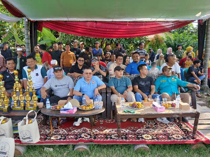 Ketua Umum KONI Tanjab Barat Jamal Darmawan Sie, Ketua ASKAB PSSI Endri Avian, Camat dan Undangan yang Hadir (Humas)