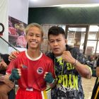 (Kiri) Zaki Tarizal Foto Bersama Atlet One Championship MMA Adrian Mattheis (ist)