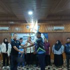 Niko Darma Sandi Terima Pataka Dari Ketua Umum Pengprov Kurash Jambi Johari (hms)