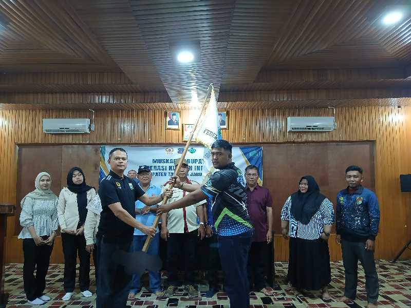 Niko Darma Sandi Terima Pataka Dari Ketua Umum Pengprov Kurash Jambi Johari (hms)