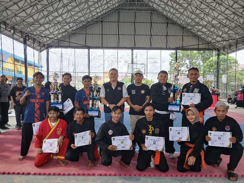 Ketua Umum KONI Tanjab Barat Jamal Darmawan Sie, Ketua Pengkab IPSI Kadiman bersama Perguruan Yang Berpartisipasi dan Menjadi Juara Umum di Kejurkab IPSI Tanjab Barat (hms)