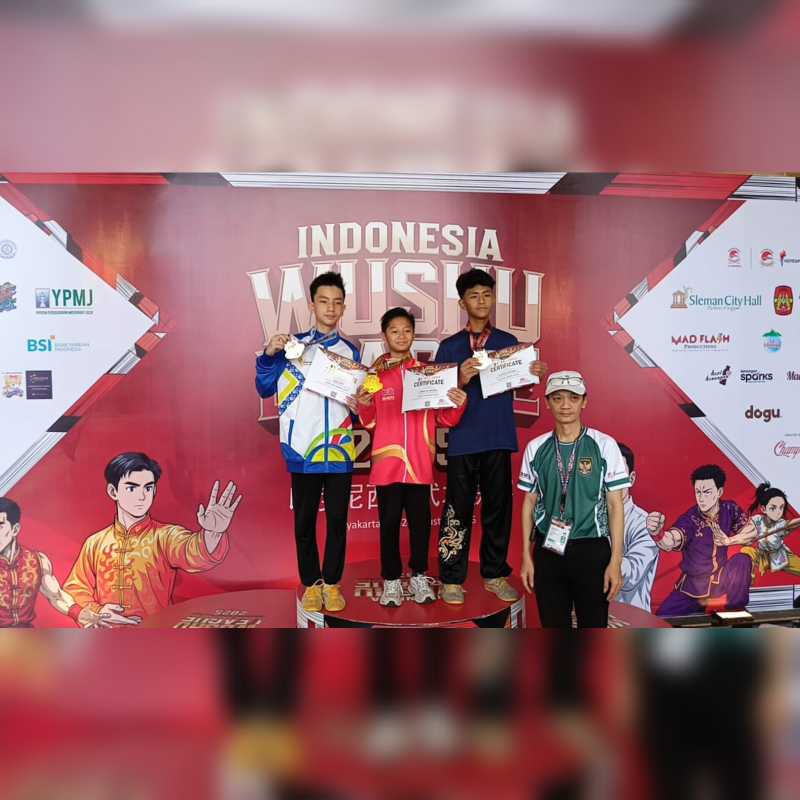 (Kiri) Mikael Robin Siswa SMP Xaverius I Jambi Atlet Wushu Tanjab Barat Bersama Para Juara Jurus Changquan (Ist)