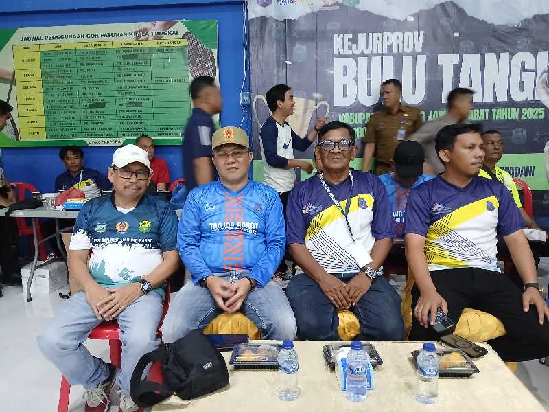 Ketua Umum KONI Tanjab Barat Jamal Darmawan Sie Bersama Ketua Pengkab PBSI Tanjab Barat dan Pengrov PBSI Jambi (hms)