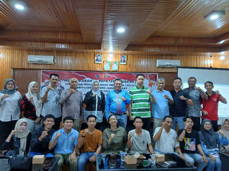 Ketua Umum KONI Tanjab Barat Jamal Darmawan Sie Bersama Pengurus PELTI (Humas)